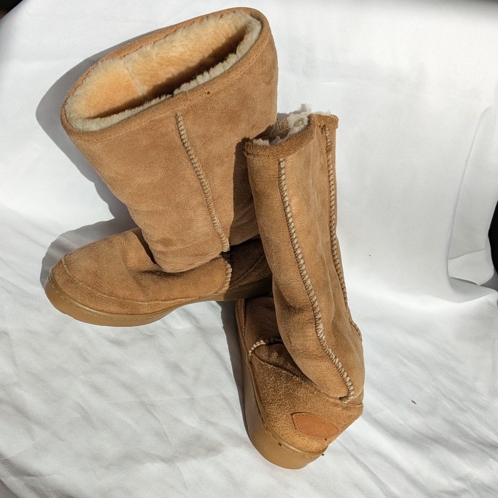 Minnetonka tan boots sheepskin sherpa lined Size 7 W Calf Sherpa Winter warm